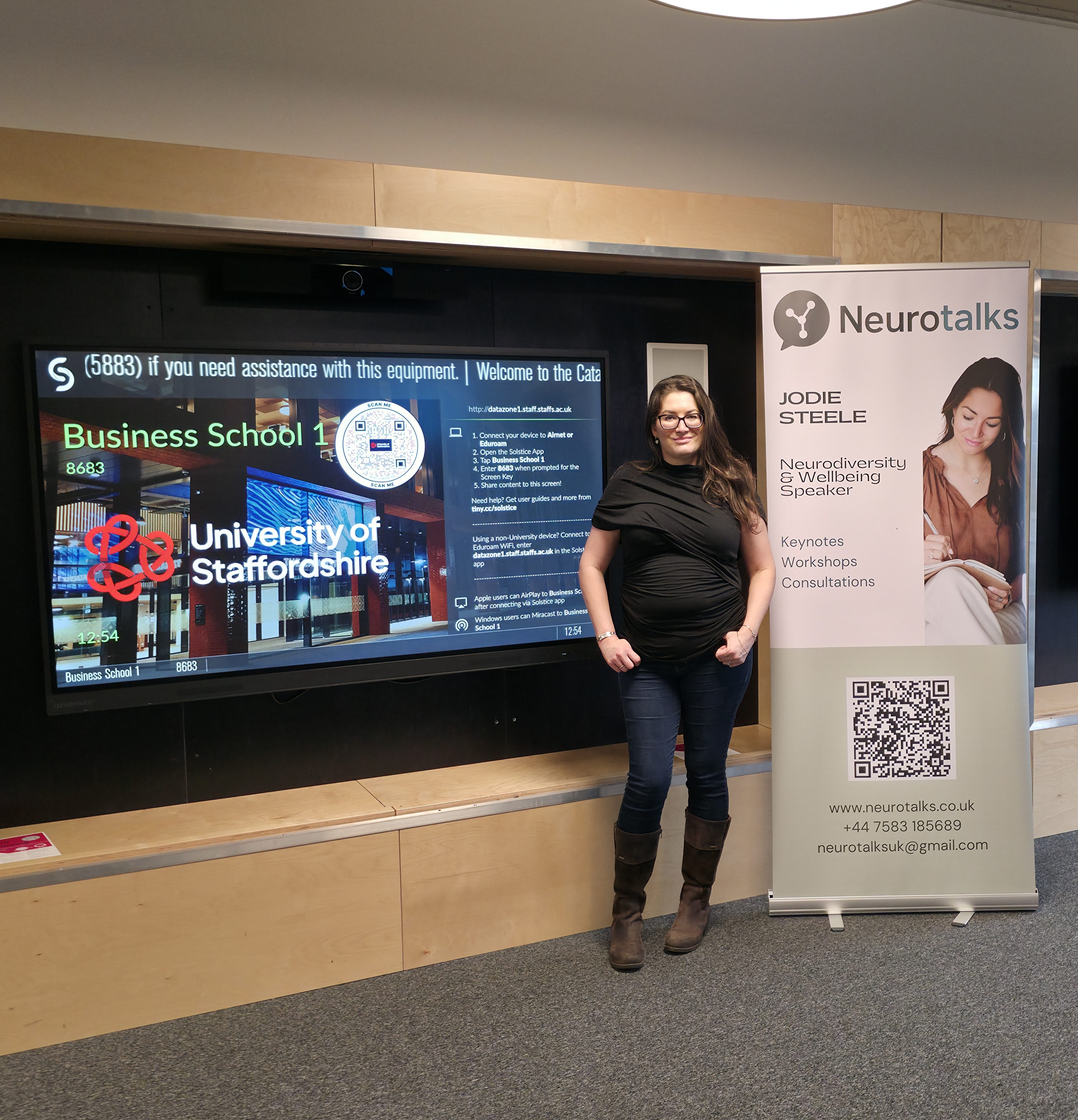 Jodie Steele delivering a NeuroTalks session